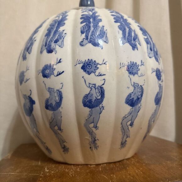 Elegant Blue & White Porcelain Vase Jar Foo Dog Floral Qianlong VTG Hand Painted - Picture 2 of 9